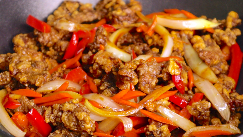 Fried shredded beef, onion and red bell peppers tossed in sweet and sour homemade sauce